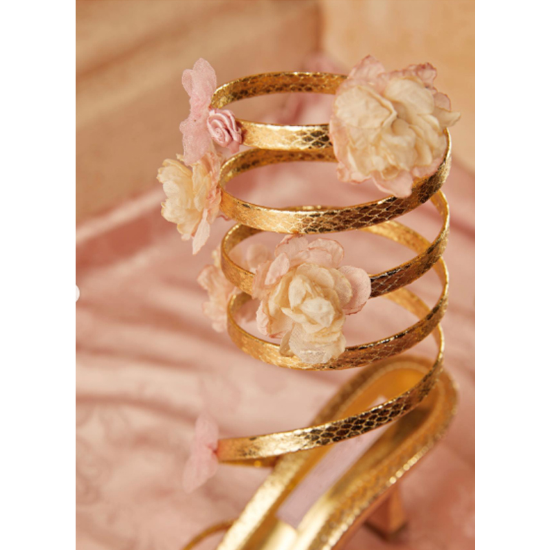 Floral Summer Dress - Goldene Blumen-Knöchelriemen-Sandalen mit eckiger Zehenpartie und